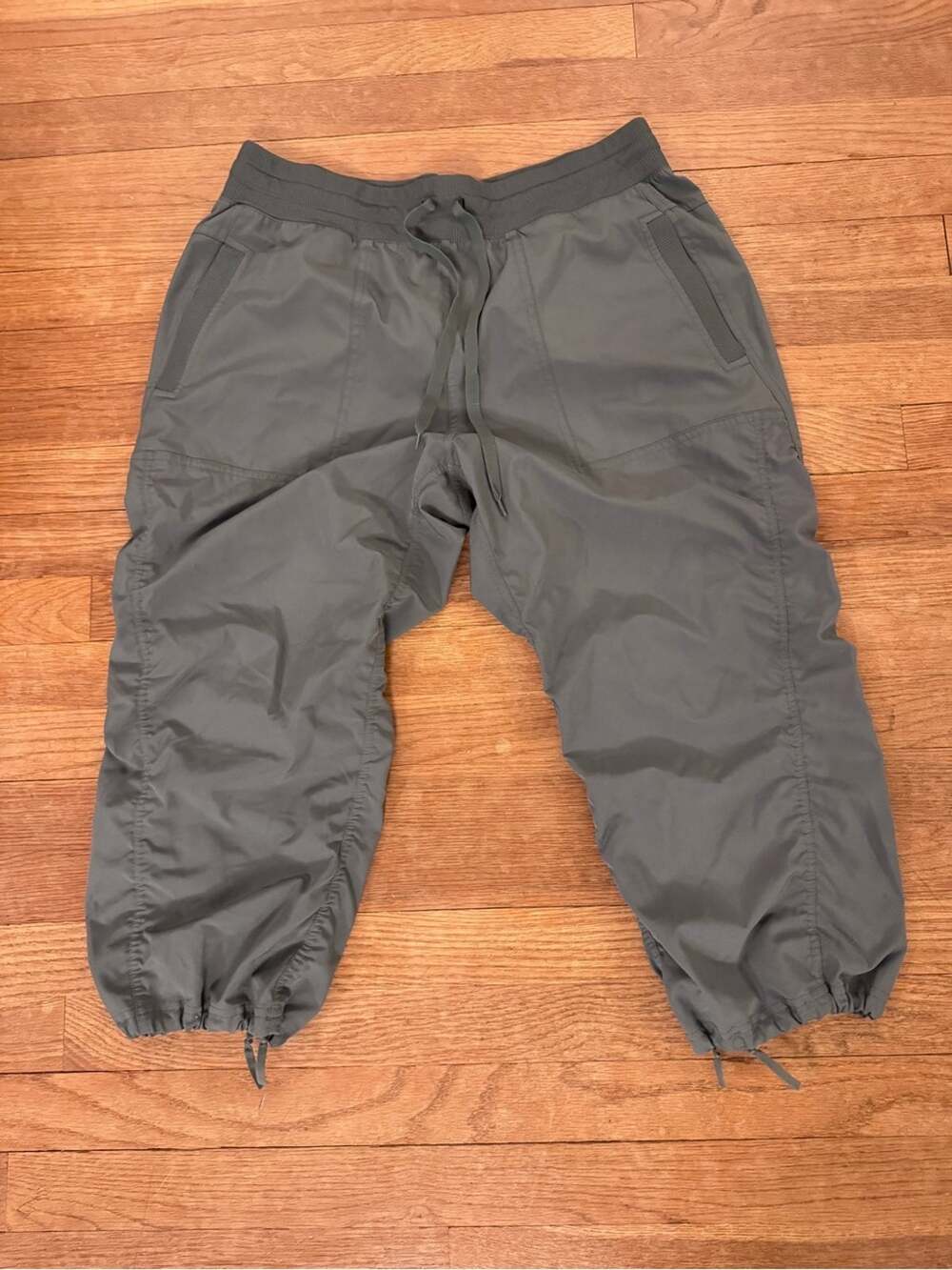 Women's Light Green Ruched Side Utility Capri Pants - Size 12
b78
